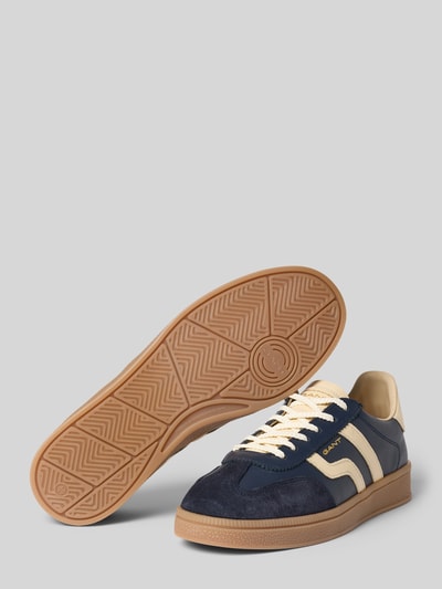 Productfoto, blauwe en beige sneakers van echt leer met witte veters, model 'Cuzima' van GANT, Dames sneakers
