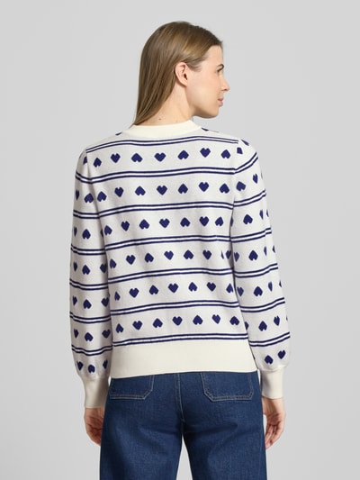 Frauenmodel trägt Regular Fit Cardigan mit Allover-Motiv-Stitching Modell 'Brielle' von ICHI in Strick-Optik, Ganzkörperansicht Rückansicht.