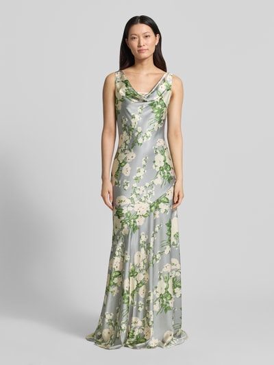 Frauenmodel trägt Abendkleid mit tiefem Rückenausschnitt von Mascara aus Satin im Körpernaher-Schnitt, Maxikleid, florales Muster, Wasserfall-Ausschnitt, Breite Träger, rückseitiger Haken-Reißverschluss, Rückenlänge 155 cm, Brustweite 32 cm, Ganzkörperansicht von vorne.