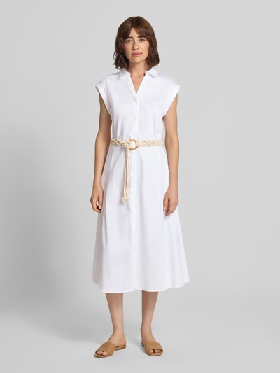 Frauenmodel trägt Hemdblusenkleid mit V-Ausschnitt und Gürtel von MORE & MORE, Weiß, A-Linie, Midikleid, Baumwoll-Elasthan-Mix, Ganzkörperansicht von vorne.