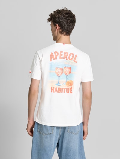 Männermodel trägt T-Shirt mit Label-Prints Modell 'PORTLAND' von MC2 Saint Barth in Weiß aus Reine Baumwolle, Regular-Fit, Ganzkörperansicht Rückansicht.