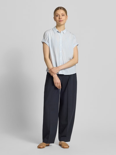 Frauenmodel trägt Regular Fit Bluse aus Viskose-Elasthan-Mix Modell 'MAJAN' von Samsøe Samsøe, gestreifter Allover-Look, Ganzkörperansicht von vorne