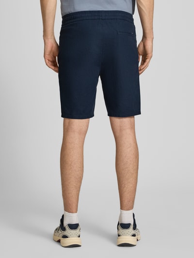 Männermodel trägt Regular Fit Bermudas aus Baumwoll-Leinen-Mix Modell 'LINUS' von Only & Sons, dunkelblau, unifarben, Ganzkörperansicht Rückansicht.