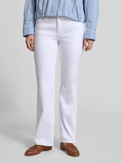 Frauenmodel trägt Wide Leg Jeans im 5-Pocket-Design Modell 'Laura' von MAC in Weiß aus Baumwoll-Mix mit Stretch-Anteil, Nahaufnahme Oberkörper. Bundweite 41 cm, Innenbeinlänge 80 cm, ausgestellter Schnitt, Knopf-Reißverschluss.