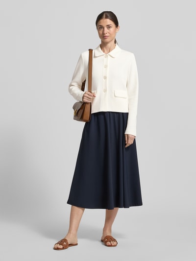 Frauenmodel trägt Regular Fit Blazer mit Strukturmuster und Pattentaschen von Betty Barclay in Creme, Umlegekragen, Knopfleiste, Ganzkörperansicht von vorne, Rückenlänge bei Größe 36: 55 cm, Brustweite: 49 cm, Ärmellänge: 65 cm.