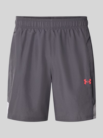 Produktfoto, grijze regular fit sportshorts met elastische band, roze Under Armour logo, model 'UTILITY', heren sportshorts van Under Armour