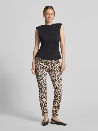 Frauenmodel trägt Tapered Chino mit Tunnelzug von Tom Tailor, Leopardenmuster, schwarze Ballerinas, Ganzkörperansicht von vorne, Damen Chino.