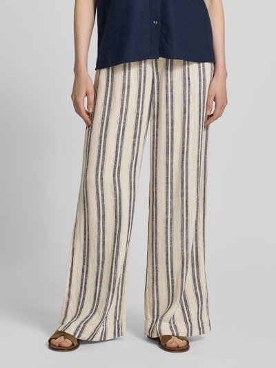 Vrouwenmodel draagt Wide Leg Pants aus Viskose-Mix met Kordelzug Modell 'LACEY' van Mustang, met linnen en viscose, wide leg fit, elastische band met tunnelkoord, steekzakken en achterzak, bandwijdte maat 36: 40 cm, binnenbeenlengte maat 36: 80 cm, beige met blauwe verticale strepen, lichte stofstructuur, Ganzkörperansicht van voren.