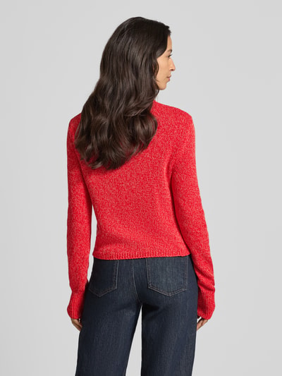 Frauenmodel trägt Slim Fit Strickpullover aus reiner Baumwolle Modell 'IGELO' von MAX&Co., Optik: Unifarben, Melange, Cropped, Ganzkörperansicht Rückansicht.