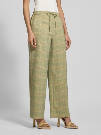 Frauenmodel trägt Wide Fit Stoffhose mit Viskose-Anteil Modell 'Joli' von ICHI, kariert, elastischer Bund mit Tunnelzug, Eingrifftaschen, Ganzkörperansicht von vorne.