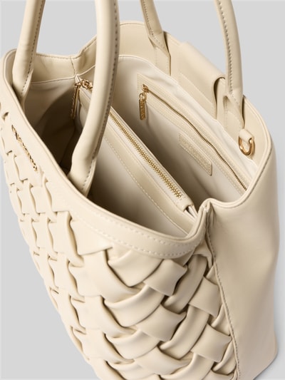 Produktfoto, beżowa torebka z detalem z logo model 'ENNIS' od VALENTINO BAGS, szerokość w rozmiarze 1: 39 cm, długość: 23 cm, głębokość: 17 cm, regulowany pasek na ramię, główna przegroda, krótkie uchwyty, przegródka zapinana na zamek błyskawiczny wewnątrz, długość paska na ramię: 40 cm