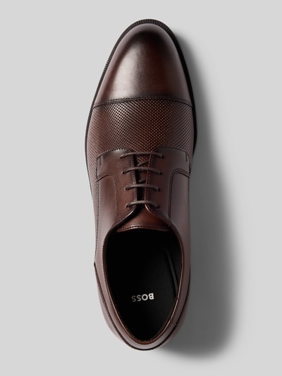 Produktfoto, Derby Schnürschuh aus echtem Leder von BOSS, braune Lederoptik, abgerundete Schuhspitze, flache Absatzform, Schnürung