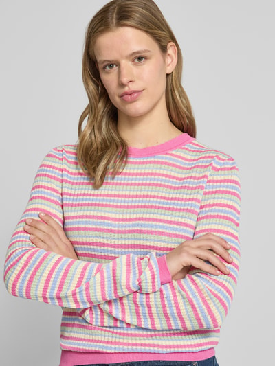 Frauenmodel trägt Regular Fit Strickpullover aus reiner Baumwolle Modell 'DIANA' von Pieces, mehrfarbig gestreift, Nahaufnahme Oberkörper.