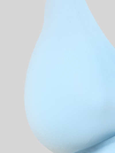 Frauenmodel trägt BH mit verstellbaren Trägern Modell 'Zero' von Sloggi, Elastischer-Material-Mix, Spaghettiträger, Hakenverschluss, Detailaufnahme