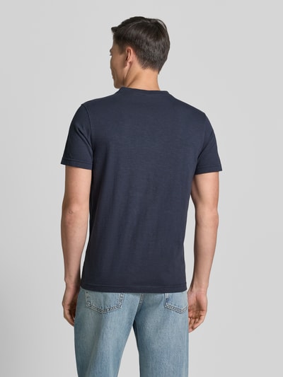 Männermodel trägt Regular Fit T-Shirt mit V-Ausschnitt von Lerros aus Reine Baumwolle mit Logo-Stitching, Rückansicht, Ganzkörperansicht Rückansicht.