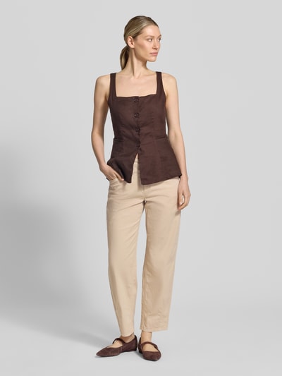 Frauenmodel trägt Barrel Leg Hose aus Baumwoll-Mix Modell 'ELIN' von Cambio, Optik: Unifarben, Twill-Textur, Ganzkörperansicht von vorne.