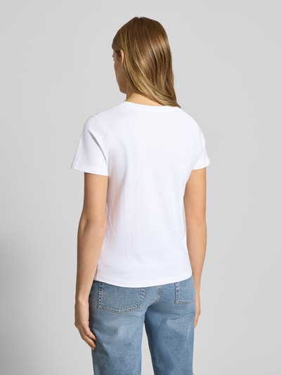 Vrouwenmodel draagt Regular Fit T-Shirt uit pure katoen model 'BRADY' van Pepe Jeans, wit, kort mouw, rugaanzicht, effen, dames.