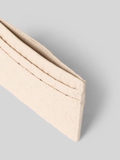 Produktfoto, cremefarbenes Portemonnaie mit Allover-Logo-Prägung Modell 'Samba' von VALENTINO BAGS, sichtbare Außenseiten-Steckfächer, strukturierte Oberfläche