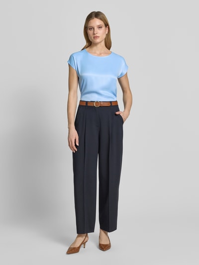 Frauenmodel trägt T-Shirt aus Viskose-Mix mit Kappärmeln von More & More in Hellblau, Gerader-Schnitt, Rundhalsausschnitt, Rückenlänge 63 cm, Ganzkörperansicht von vorne.
