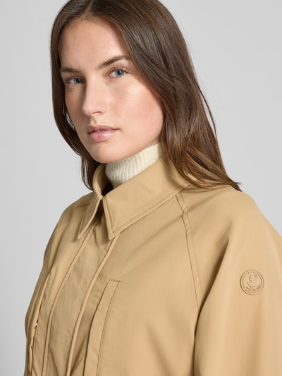 Frauenmodel trägt Relaxed Fit Jacke mit Umlegekragen Modell 'Dani' von SAVE THE DUCK in Beige mit Brusttaschen, Nahaufnahme Oberkörper.