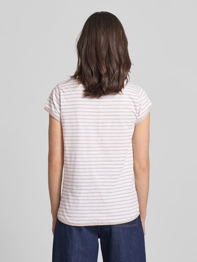 Vrouwenmodel draagt T-shirt met streepmotief en ronde hals van Christian Berg Woman in biologisch katoen, regular fit, ruglengte maat S 69 cm. Ganzkörperansicht Rückansicht.