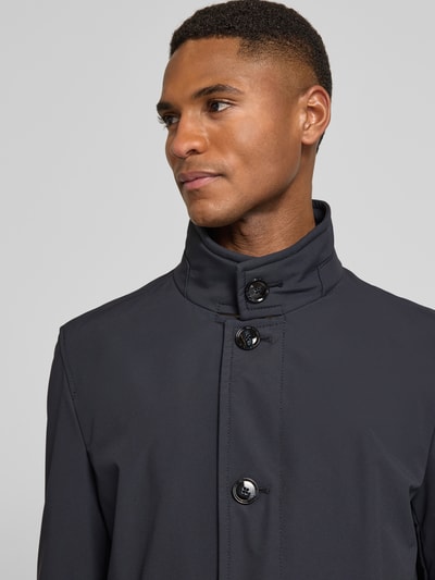 Männermodel trägt Regular Fit Kurzmantel mit Stehkragen Modell 'FYNN' von Strellson, Optik: Unifarben, Twill, Nahaufnahme Oberkörper.