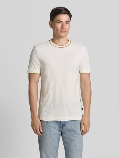 Männermodel trägt cremeweißes Regular-Fit Herren T-Shirt aus reiner Baumwolle Modell 'H-THOMPSON 81' von BOSS, Ganzkörperansicht von vorne.