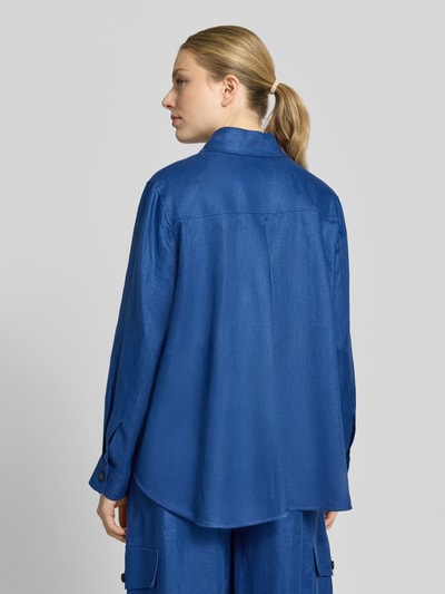 Frauenmodel trägt ausgestellte Hemdjacke aus reinem Leinen Modell 'POMPOSA' von Weekend Max Mara in Unifarbe Blau, Ganzkörperansicht Rückansicht.