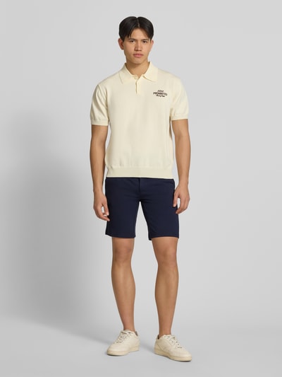 Männermodel trägt Regular Fit Bermudas aus Viskose-Mix Modell 'MARK' von Only & Sons, Optik: Unifarben, Ganzkörperansicht von vorne.