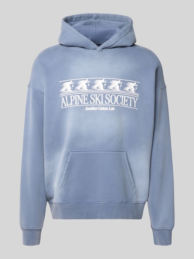 Produktfoto, Oversized Hoodie mit Kapuze von ANOTHER COTTON LAB aus Baumwoll-Mix in Blau mit Label-Print und Känguru-Tasche, gerippte Abschlüsse.