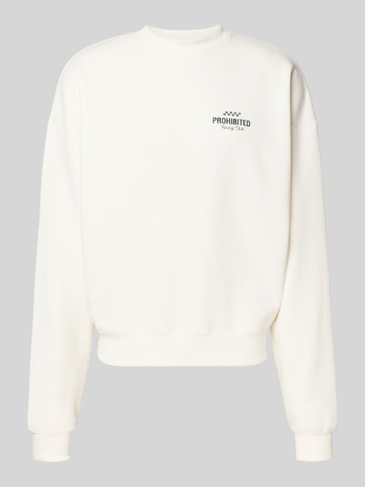 Produktfoto, Sweatshirt mit Label-Stitching Modell 'A Rush' von PROHIBITED, bawełniana mieszanka, luźny krój, kolor kremowy, okrągły dekolt, prążkowane wykończenia, długość tyłu w rozmiarze M: 86 cm, długość rękawa w rozmiarze M: 66 cm