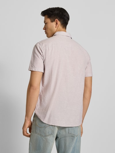 Männermodel trägt Regular Fit Freizeithemd aus Baumwoll-Leinen-Mix von Jack & Jones in Hellrosa, Modell BREEZE, Rückenansicht, Ganzkörperansicht Rückansicht.
