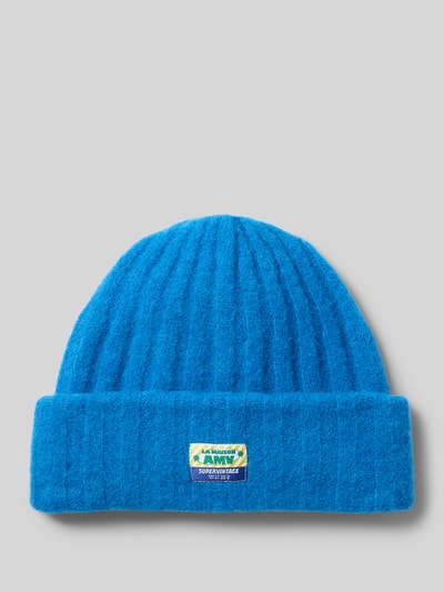 Produktfoto, strahlend blaue Mütze aus Alpaka-Baumwoll-Mix Modell 'Vitow' von American Vintage, elastische Strick-Optik, Logo-Patch vorne