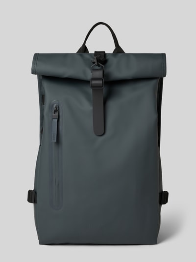Produktfoto, Rolltop Rucksack mit Reißverschlusstasche von RAINS in Dunkelgrau, breite 31 cm, Länge 61 cm, Tiefe 15 cm, glatte Oberfläche