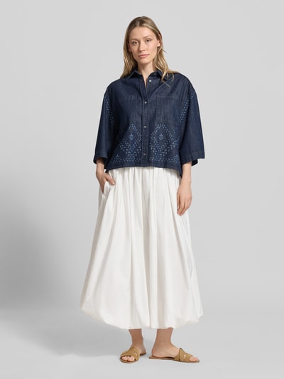 Vrouwenmodel draagt donkerblauwe boxy fit jeansblouse uit puur katoen model 'ALARE' van Weekend Max Mara, dames jeansblouse, geheellichaamsaanzicht van voren.