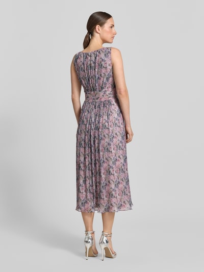 Vrouwenmodel draagt Cocktailkleid mit U-Boot-Ausschnitt van Swing, getailleerde pasvorm, midi-jurk, plooien, ritssluiting, ruglengte maat 36: 118 cm, borstwijdte maat 36: 33 cm, Ganzkörperansicht Rückansicht.
