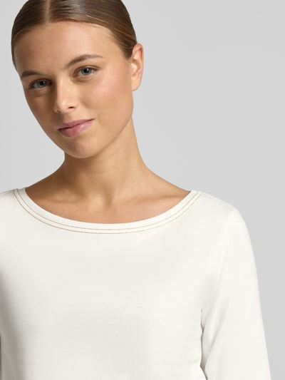 Vrouwenmodel draagt T-shirt met ronde hals van Marc Cain, mix van katoen en elastaan, regular fit, 1/2-mouwen, detailopname bovenlichaam.