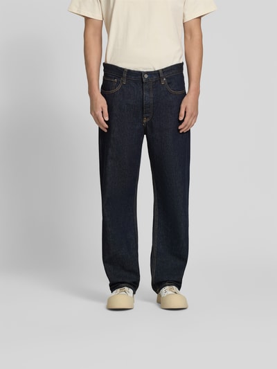Männermodel trägt Straight Fit Jeans im 5-Pocket-Design von WON HUNDRED aus Reine Baumwolle, dunkle Farbe, Ganzkörperansicht von vorne.