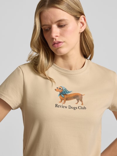 Frauenmodel trägt T-Shirt mit Motiv-Print und Rundhalsausschnitt von REVIEW im Regular-Fit aus Baumwoll-Elasthan-Mix, Nahaufnahme Oberkörper.
