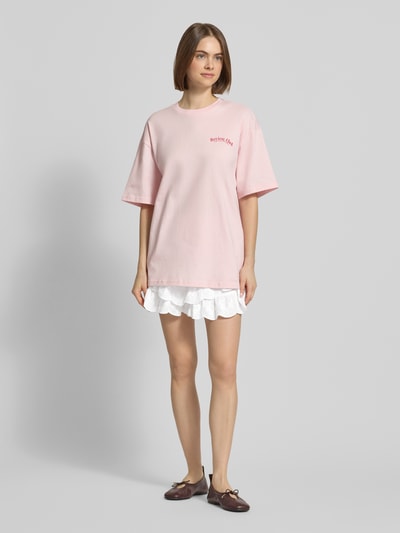 Vrouwenmodel draagt Mini-Rock aus reiner Baumwolle Modell 'CAMILA' van Pepe Jeans in effen wit met ajourtricotdetails, logo-applicatie van metaal, uitlopend model, minilengte, geschulpte zoom, elastische boord, puur katoen, vooraanzicht volledige lichaam