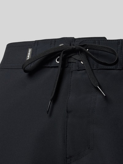 Produktfoto, schwarze Regular Fit Shorts mit Logo-Stitching Modell 'Kaimana' von Quiksilver, elastischer Material-Mix, Schnürverschluss, Nahaufnahme Vorderseite.