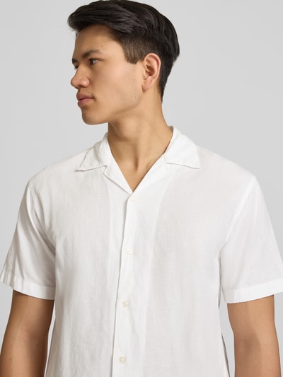 Männermodel trägt Regular Fit Freizeithemd aus Baumwoll-Leinen-Mix von Jack & Jones, weiß, Reverskragen, Nahaufnahme Oberkörper. Modell BREEZE, Knopfleiste, Rückenlänge 71 cm, Schulterbreite 50 cm, Ärmellänge 26 cm, Größe M.