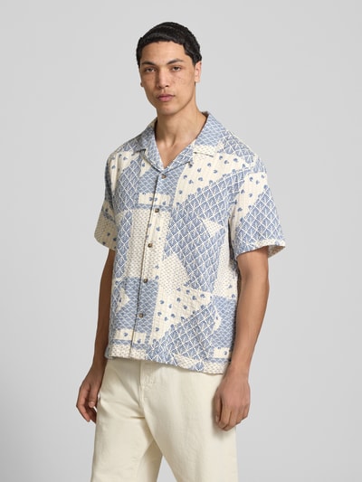 Męski model nosi Relaxed Fit Freizeithemd aus reiner Baumwolle Modell 'PISARROT' od Pepe Jeans, wzór allover, krótki rękaw, ujęcie całej sylwetki z przodu.