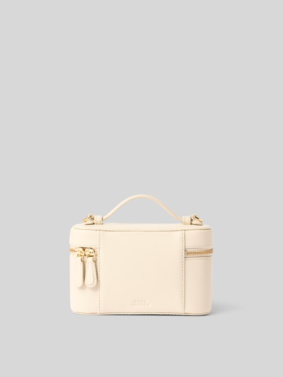 Produktfoto, Kosmetiktasche mit Logo-Detail von Marc Jacobs aus cremefarbenem Leder mit Zierschnalle, Zweiwege-Reißverschluss, abnehmbare Tragehenkel, Hauptfach und Maßen 18 cm Breite, 12 cm Länge, 7 cm Tiefe.
