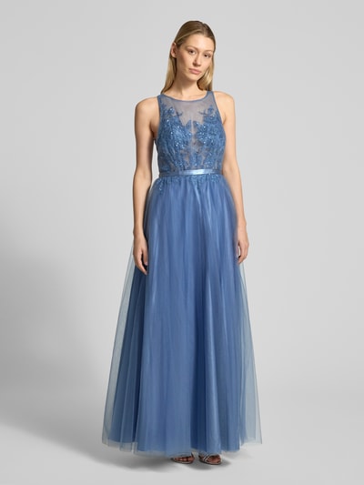 Modelka nosi Regular Fit Abendkleid floraler Spitzenbesatz von Laona, niebieski tiul, kwiatowa koronka, półprzezroczysta góra, fason dopasowany do talii, okrągły dekolt, zapięcie na zamek i haftkę, widoczny tylny dekolt, szerokość w rozmiarze 36: 30 cm, długość tyłu: 146 cm, widok całej sylwetki z przodu.
