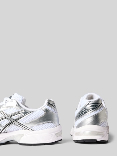 Produktfoto, Sneaker mit Kontrastbesatz von ASICS in Weiß mit silbernen Elementen, abgerundete Passform, profilierte Sohle, 3 cm Absatz, 7 cm Schafthöhe, 9 cm Schaftweite, Schnürverschluss, strukturierte Mesh-Textur