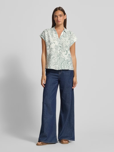Frauenmodel trägt Regular Fit T-Shirt aus Viskose-Mix Modell 'CILLE' von Vero Moda mit Optik:Allover-Muster, Ganzkörperansicht von vorne.