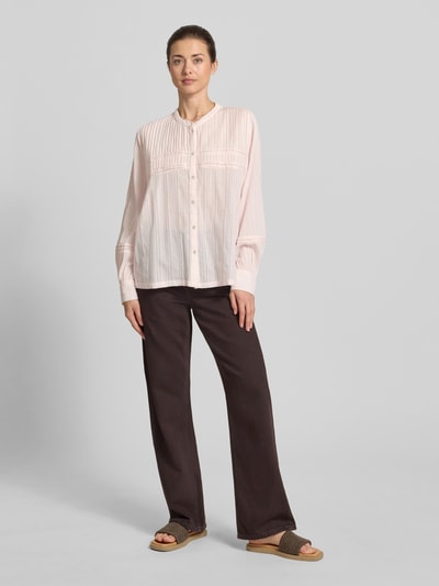 Modelka nosi Bluzę mit Mao-Kragen und Pointelle-Muster von Jake*s Casual z bawełny, krój loose fit, stójka, listwa guzikowa, sportowe mankiety, wzór pointelle, długość tyłu w rozmiarze 36: 62 cm, długość rękawów w rozmiarze 36: 60 cm, widok całej sylwetki z przodu.