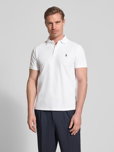 Männermodel trägt Slim Fit Poloshirt aus reiner Baumwolle von Polo Ralph Lauren, Optik: Unifarben, Piqué-Struktur, Ganzkörperansicht von vorne.