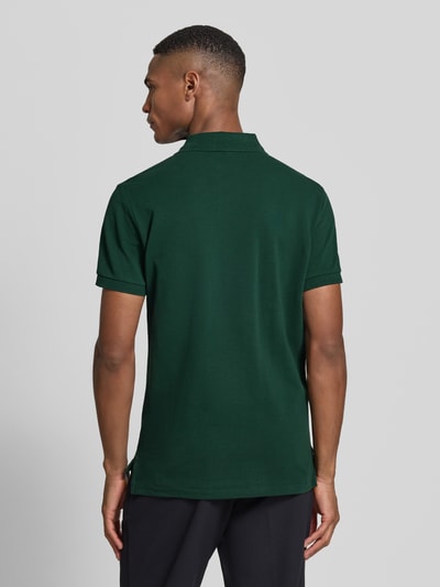 Männermodel trägt Slim Fit Poloshirt aus reiner Baumwolle von Polo Ralph Lauren, Optik: Unifarben, Rückenausschnitt mit Seitenschlitzen, Materialverarbeitung: Piqué, Logo-Stitching, Polokragen, Kurzarm, Ärmelabschluss: gerippt, Ganzkörperansicht Rückansicht.